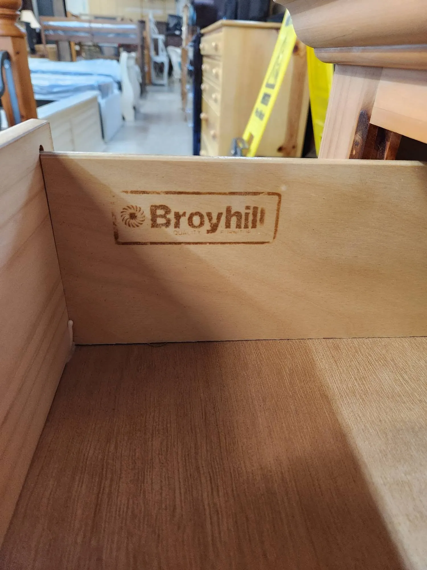 3 PC Broyhill Queen Set Knotty Pine